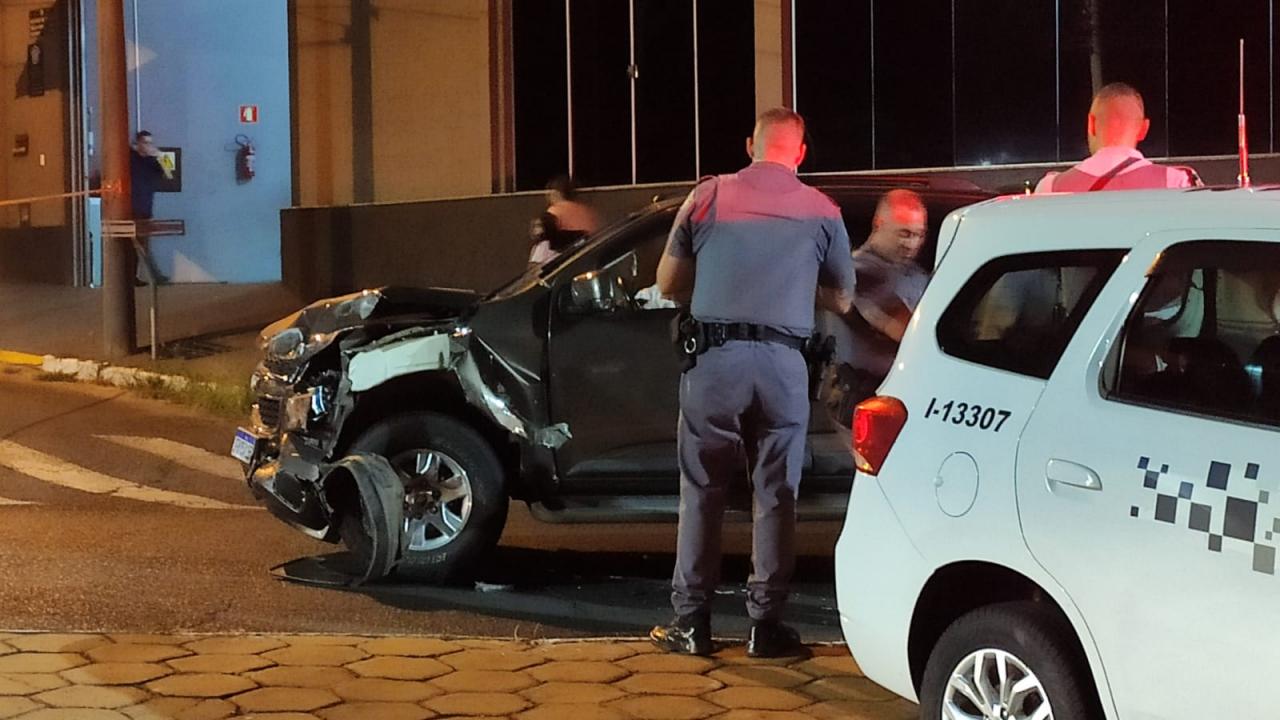 Foto 4 de 15 — Viatura da PM e Caminhonete batem violentamente no Jardim Brasil